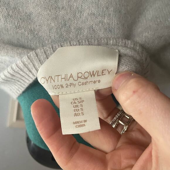 Cynthia Rowley Grey 100% 2Ply Cashmere Luxury Crewneck Sweater with Flower sz S - Picture 4 of 4
